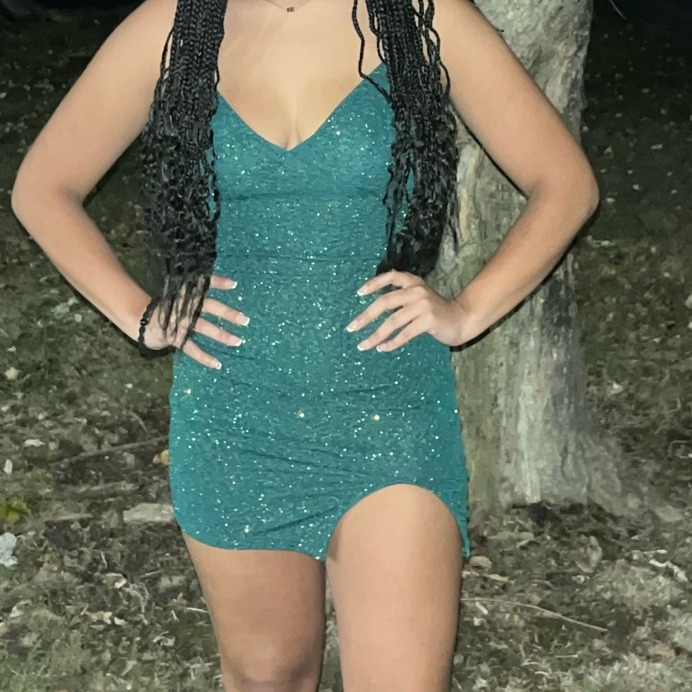 GREEN SPARKLY V NECK FORMAL DRESS